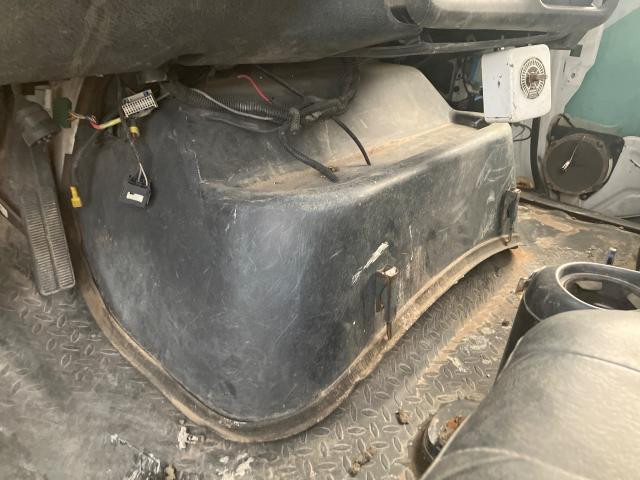 2005 Gmc C7500 Interior, Doghouse