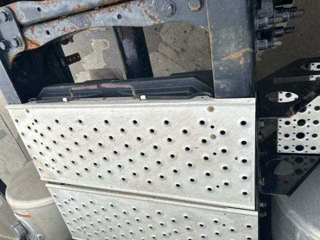 2021 Freightliner CASCADIA 14-inch Deckplate