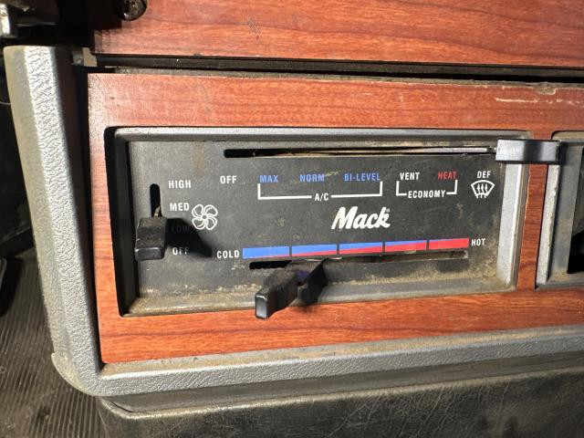 1999 Mack CL Heater & AC Temp Control: 2 Slides