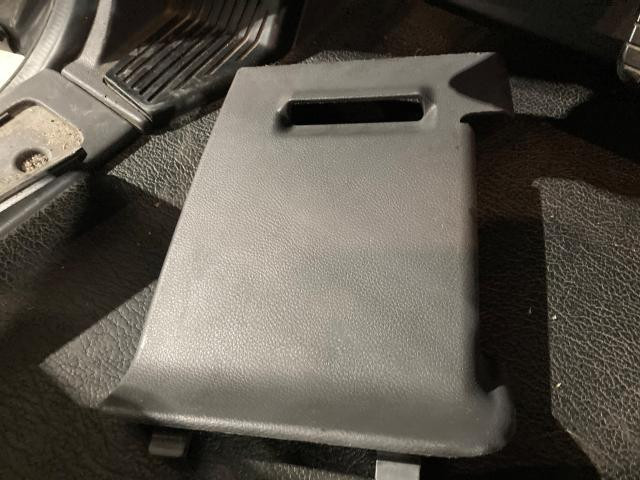 Peterbilt 579 Dash Panel: Fuse Cover
