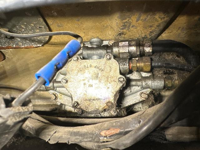 1986 International 9300 Right Wiper Motor, Windshield: Wiper Motor W/ Wiper Arm