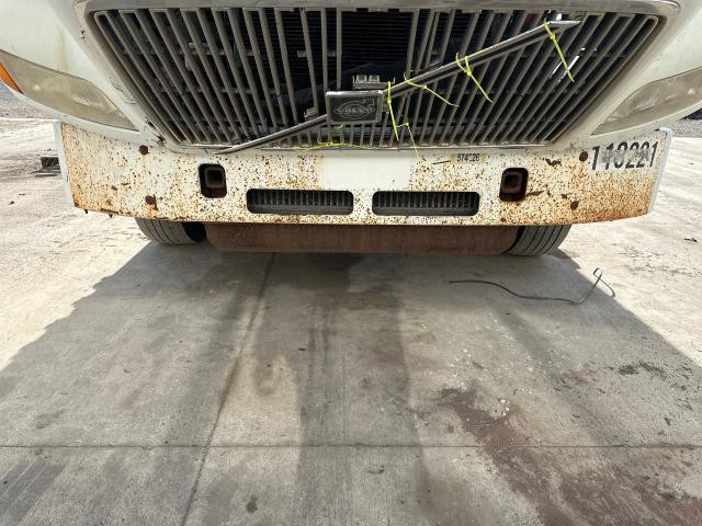 Volvo VNL Semi Truck Center Bumper 20470446 2004-2015 with Chrome Trim