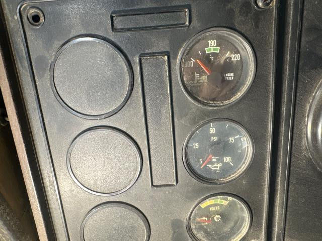 International 9300 Dash Panel: Gauge