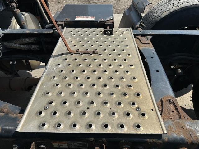 2017 Freightliner CASCADIA 20-inch Deckplate