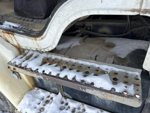 2002 Freightliner FL70 30-inch Step