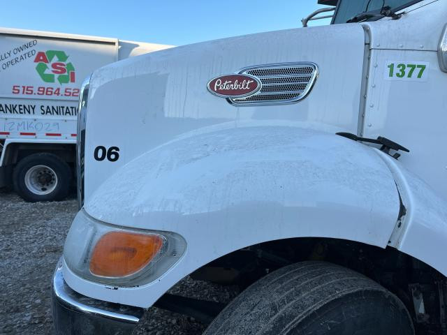 Hood, 2006 Peterbilt 335 : White