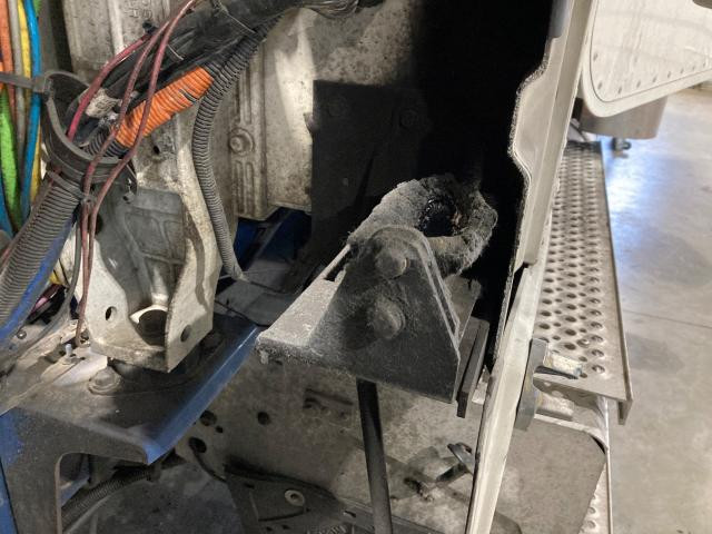 2005 International 9900 Left Hood Rest