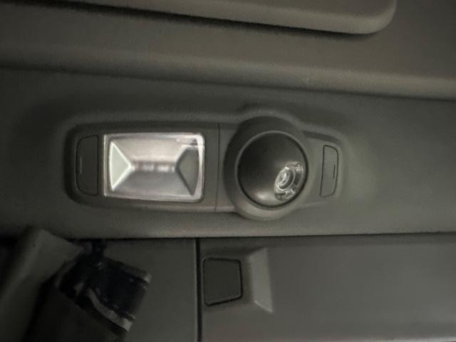 2020 Peterbilt 579 Left Lighting, Interior