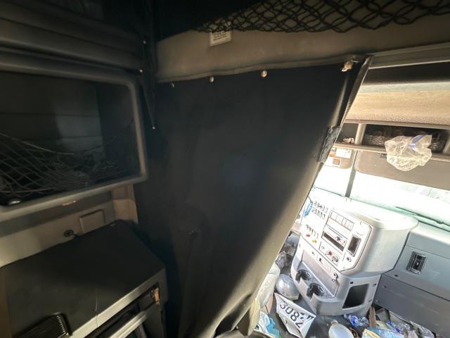 2017 Mack CXU Both Interior, Curtains