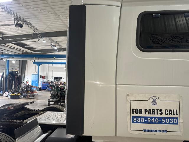 Volvo VNL White Right Lower Fairing/Cab Extender