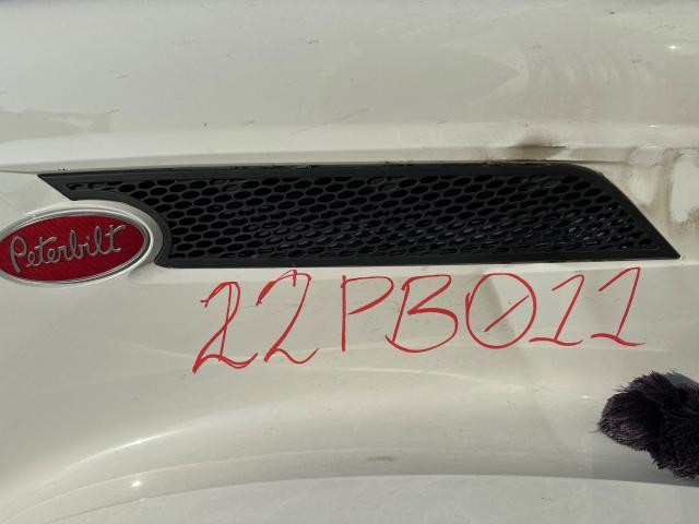 2022 Peterbilt 579 Right Hood Side Vent