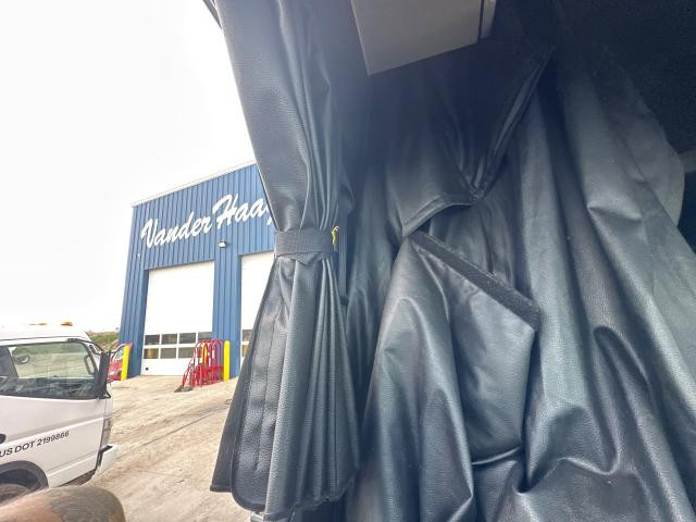 2018 Freightliner CASCADIA Right Interior, Curtains
