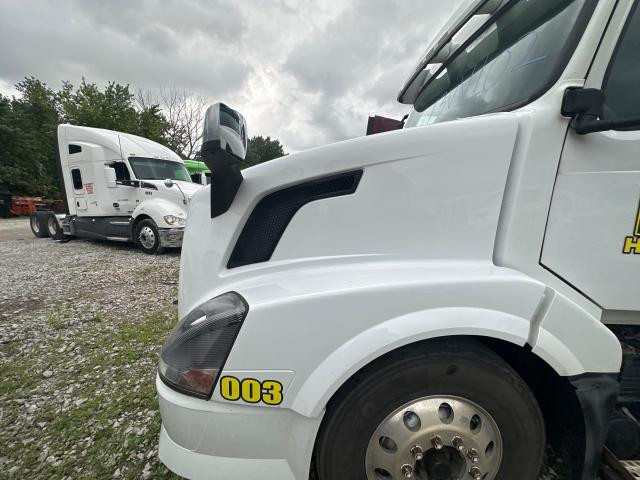 Hood, 2013 Volvo VNL : White