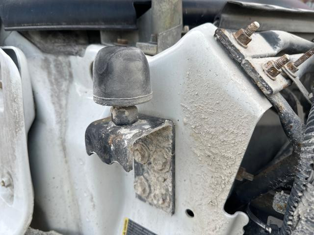 2004 Gmc C5500 Right Hood Rest: Rh Side Hood Rest