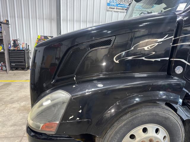 Hood, 2007 Volvo VNL : Black