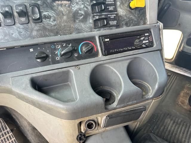 Freightliner COLUMBIA 120 Dash Panel: Cup Holder