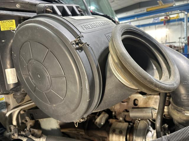 2009 Freightliner COLUMBIA 120 15-inch Poly Donaldson Air Cleaner