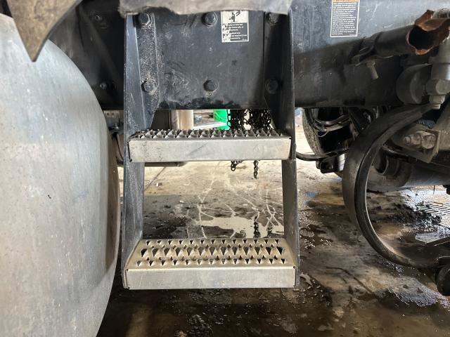 2020 Peterbilt 579 14-inch Step
