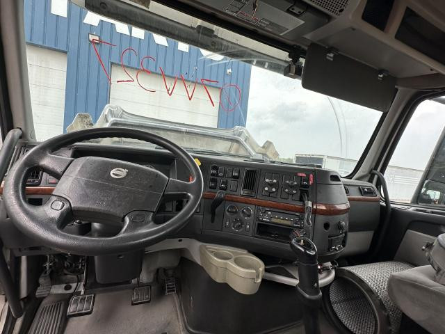 2007 Volvo VNL Dash Assembly