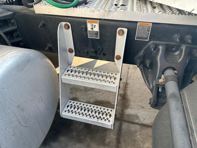 2022 Peterbilt 579 14-inch Step
