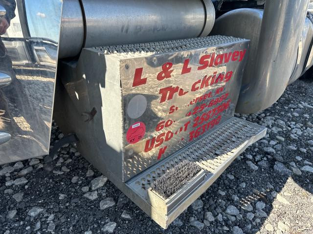 2009 Peterbilt 388 Aluminum Battery Box | Length: 30.00 | Width: 33.0