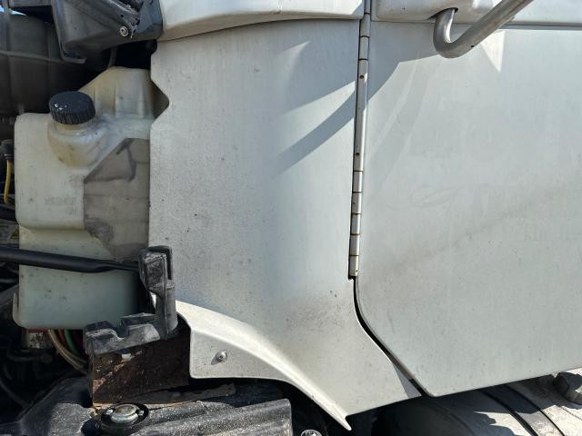 2006 Freightliner COLUMBIA 112 White Left Cab Cowl