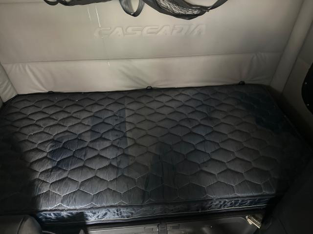 2021 Freightliner CASCADIA Bunk