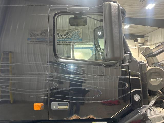 2007 Volvo VNL Right Door