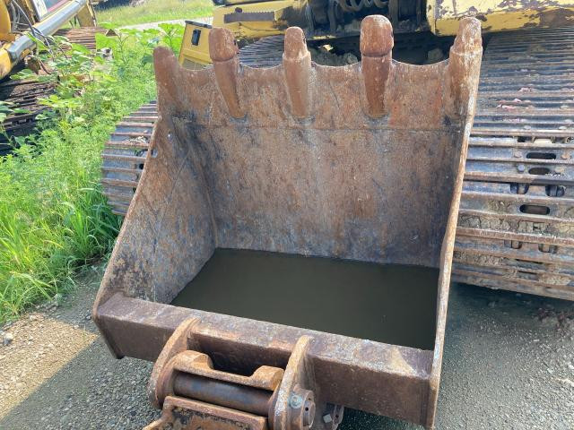 2004 Komatsu PC160LC-7 Excavator Attachments