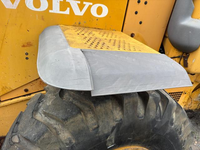 2006 Volvo L120E Right Fender: P/N VOE 11413014