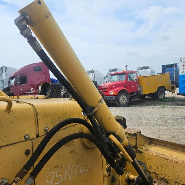 1995 John Deere 750C Right Hydraulic Cylinder: P/N AH141866