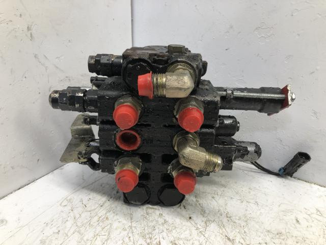 2006 Gehl 5640 Right Hydraulic Valve: P/N 140594