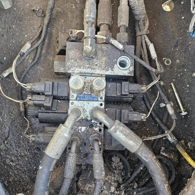 2016 Jlg G10-55A Hydraulic Valve: P/N 1001159847