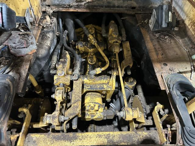 1993 New Holland L785 Hydraulic Valve: P/N 9804377