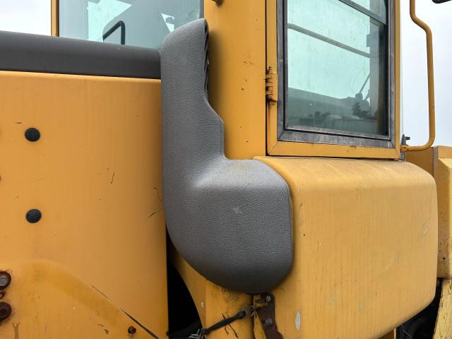 2006 Volvo L120E Right  Misc. Parts: P/N VOE 11104706