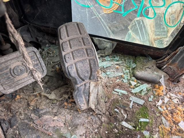 2008 Cat 924H Pedals