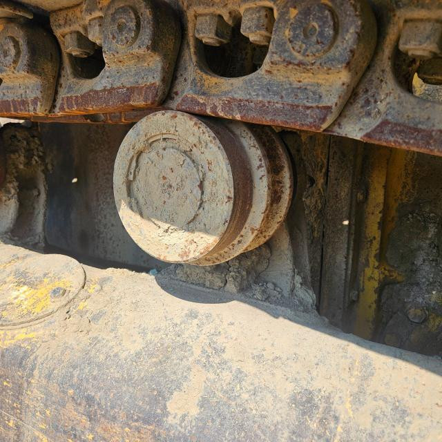 2004 Komatsu D61EX-12 Left Track Roller: P/N 134-30-00110