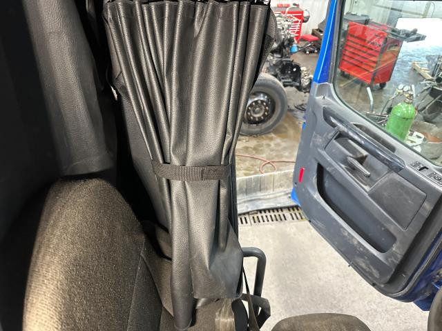 2024 Freightliner CASCADIA Both Interior, Curtains