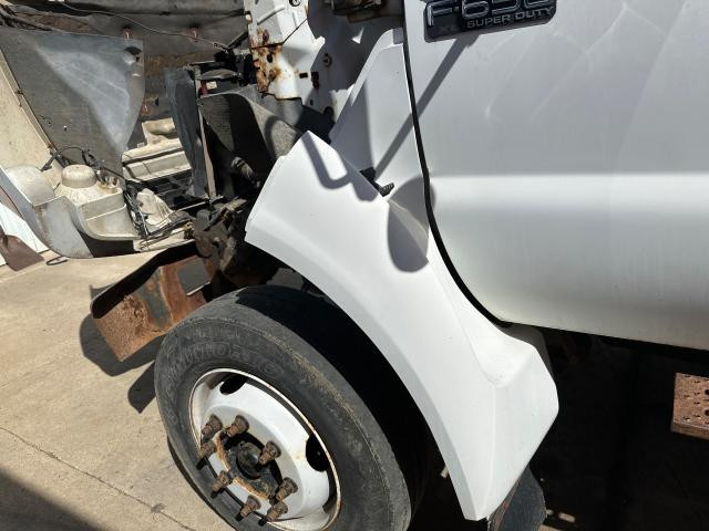2000 Ford F650 Left White Extension Fiberglass Fender Extension (Hood): Does Not Include Bracket, Minor Scuff At The Top
