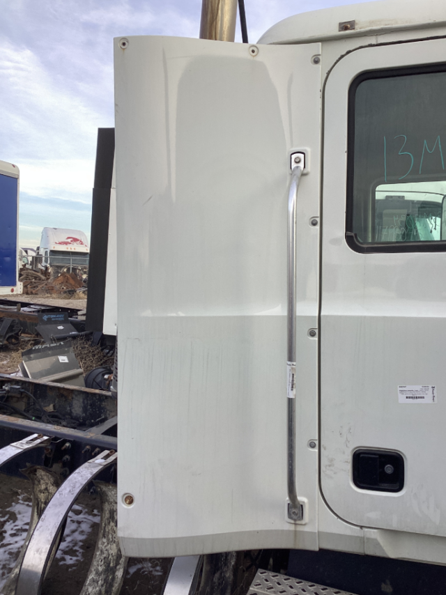 Mack CXU White Right Lower Fairing/Cab Extender