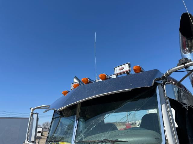 2009 Peterbilt 388 Sun Visor (Exterior)