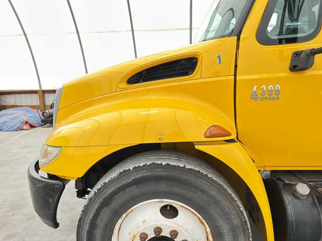 Hood, 2005 International 4300 : Yellow