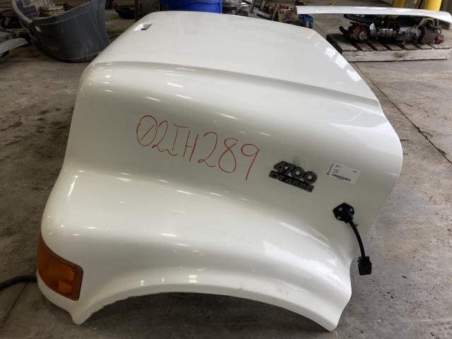 Hood, 2002 International 4700 : White