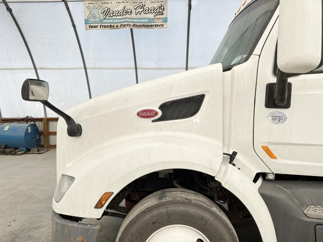 Hood, 2017 Peterbilt 579 : White