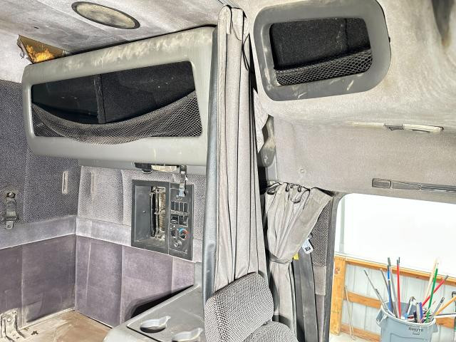 1999 Volvo VNL Interior, Curtains