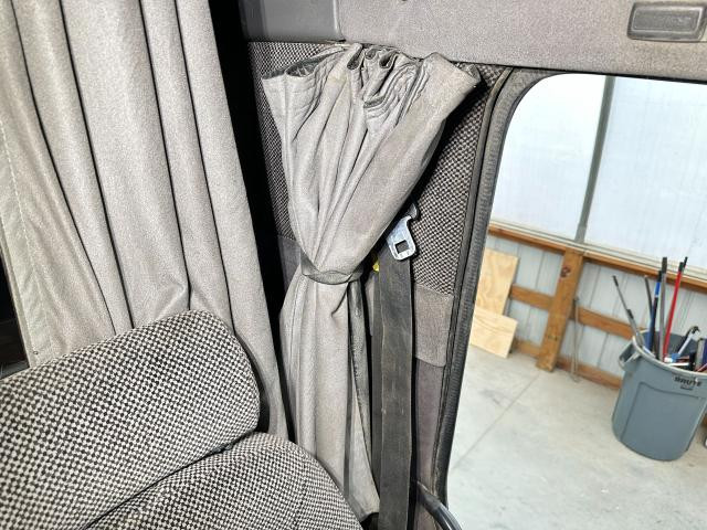 1999 Volvo VNL Interior, Curtains
