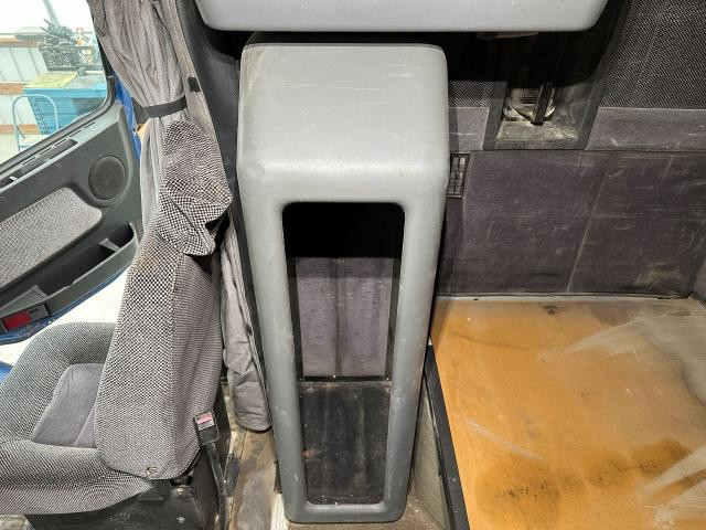 1999 Volvo VNL Right Cabinets