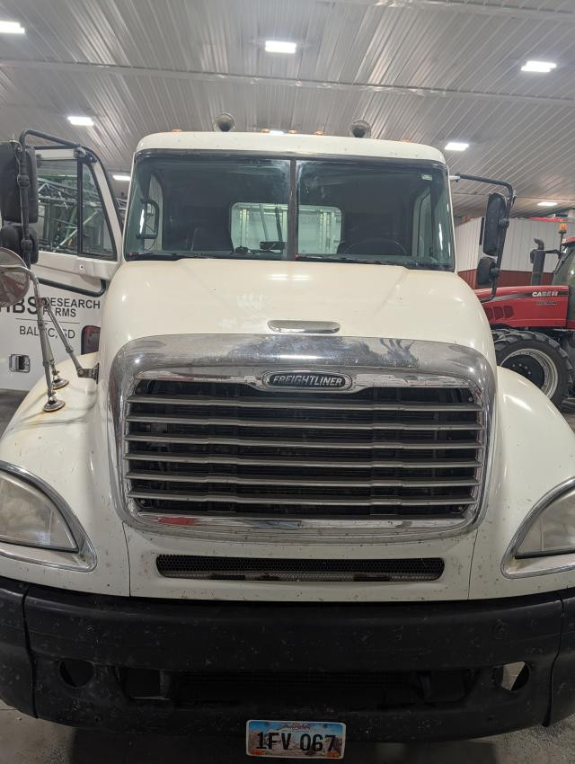 2004 Freightliner C120 CENTURY Truck: Tractor, Tandem Axle Day Cab