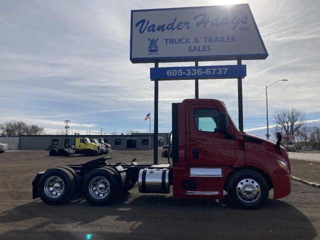 2022 Freightliner CASCADIA Truck: Tractor, Tandem Axle Day Cab