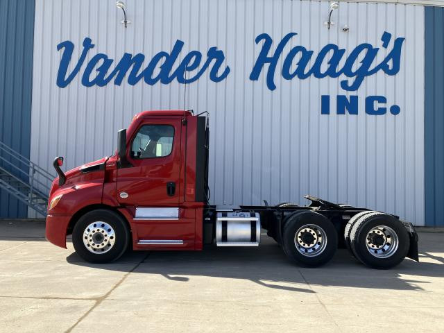 2022 Freightliner CASCADIA Truck: Tractor, Tandem Axle Day Cab